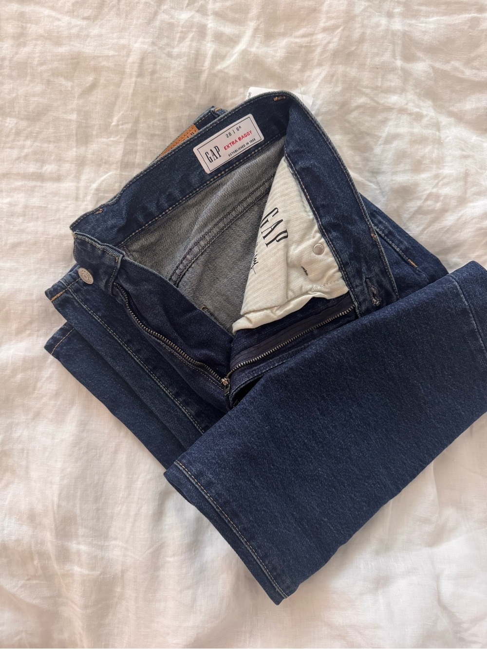 Gap x Hailey Bieber. The Hailey Extra Baggy Jean in Medium Indigo - Picture 5 of 5